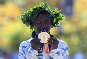 Maria Keitany celebra su victoria en la Maratón de Nueva York 2018