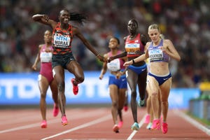 mary moraa celebra su título mundial en budapest