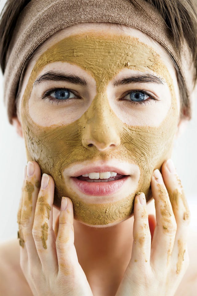 Mujer mascarilla barro en la cara
