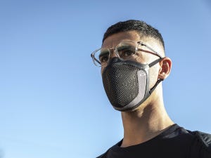 un deportista con da mascarilla deportiva oakley mask3