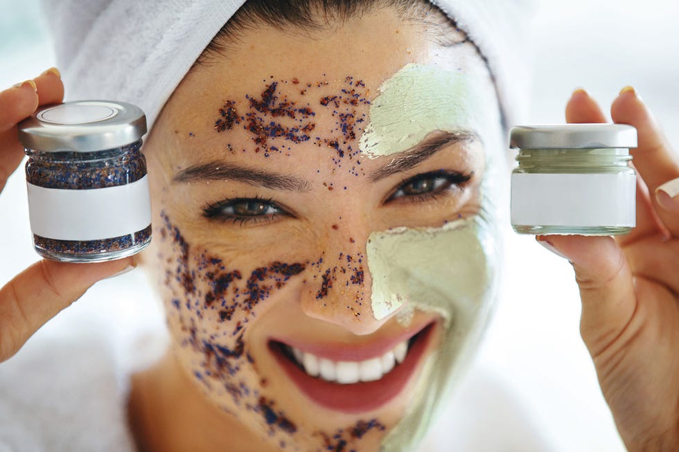 Mujer con varios productos faciales aplicados en su rostro