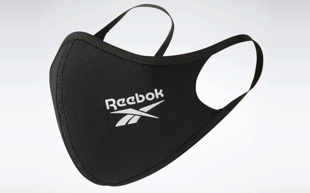 mascarilla negra de la marca reebok confeccionada con poliéster reciclado 
