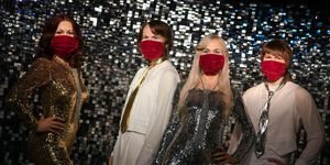 las figuras de cera del museo madame tussauds de berlín del grupo abba también llevan mascarillas caseras durante la pandemia del covid 19