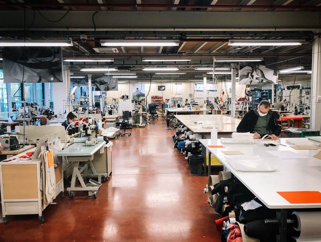 fábrica de la marca salomon donde sus trabajadores fabrican mascarillas
