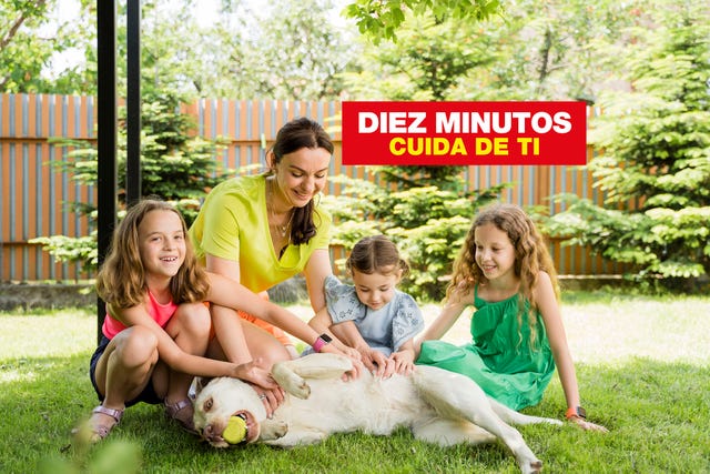 familia disfruta del verano con su perro