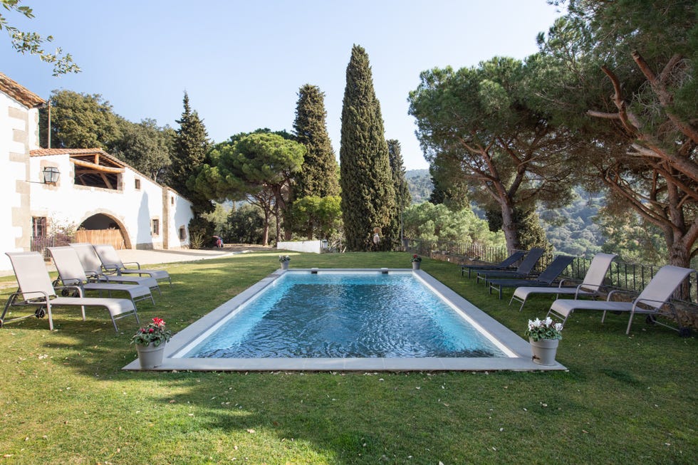 masía con piscina y jardín