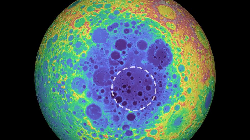 Deze opname in valse kleuren toont de topografie van de achterzijde van de maan met hogere gebieden in warme kleuren en lage gebieden in koele kleuren De stippellijn markeert de zone van extra dicht gesteente onder het ZuidpoolAitkenbekken