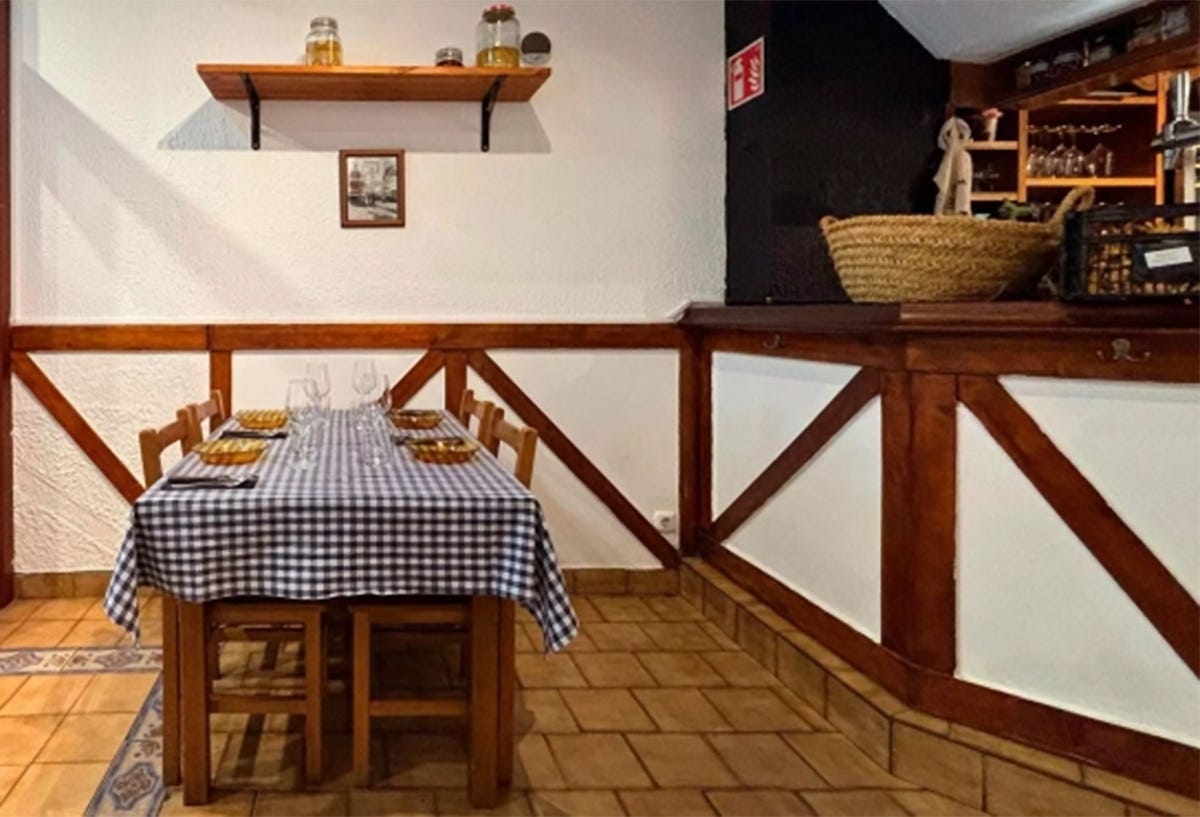 La taberna vasco-navarra de moda en Zarautz, con alma marinera, guisos y platos tradicionales, mucho vino y una sidra diferente