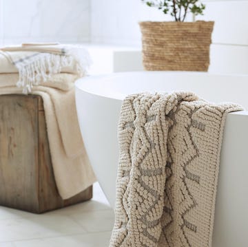 coyuchi bath mat draped on tub