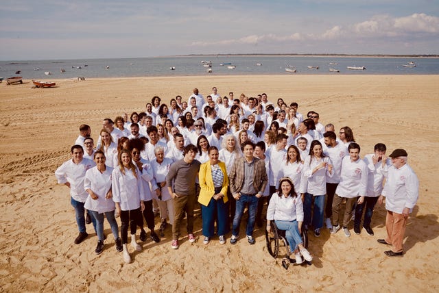 reencuentro de los participantes de todas las ediciones de 'masterchef' para uno de las programas de la temporada 10