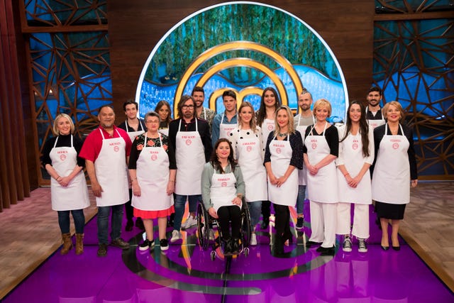 Los 16 aspirantes de 'Masterchef 8' posan juntos