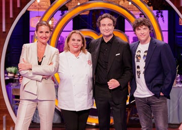 carmina barrios con el jurado de masterchef celebrity 10 en el programa 1