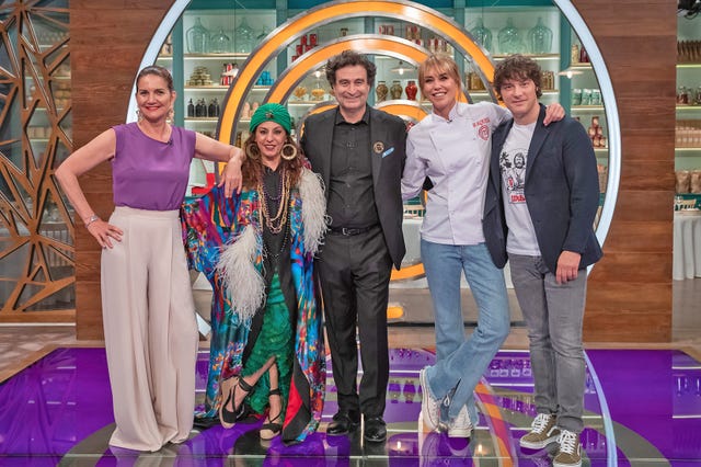 samantha vallejo nágera, cristina medina, pepe rodríguez, raquel meroño y jordi cruz posan para una foto promocional de masterchef celebrity 6