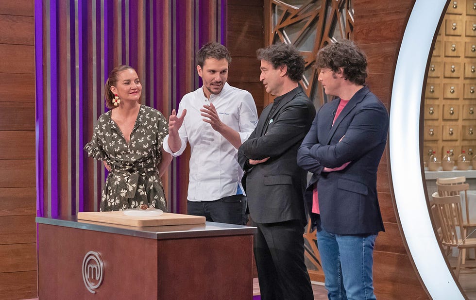 samantha vallejo nágera, miquel guarro, pepe rodríguez y jordi cruz hablan en el plató de masterchef