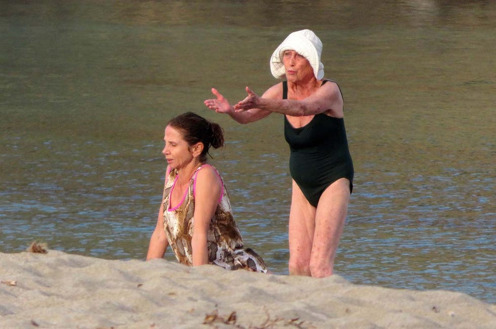 las actrices victoria abril y veronica forque en menorca