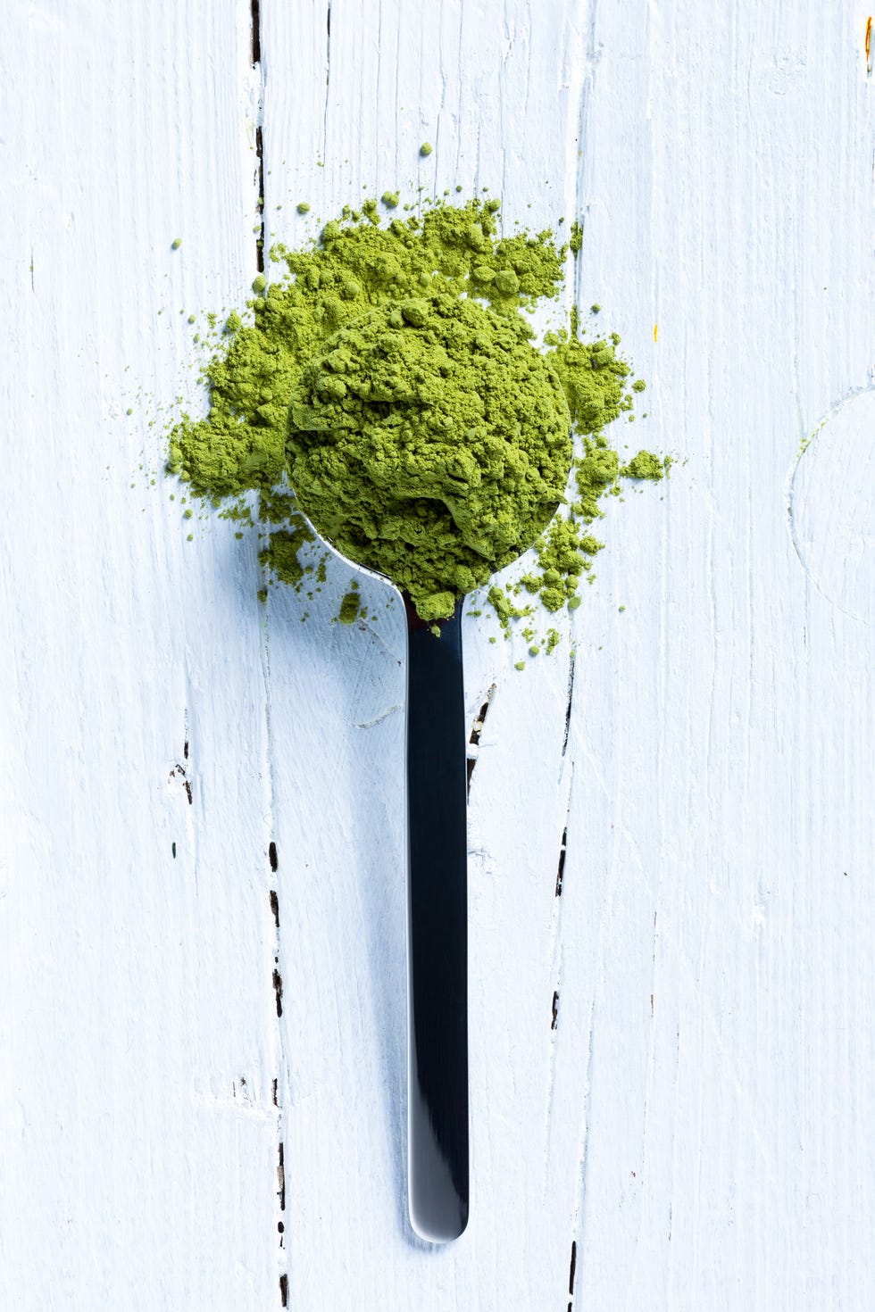 matcha green tea on spoon
