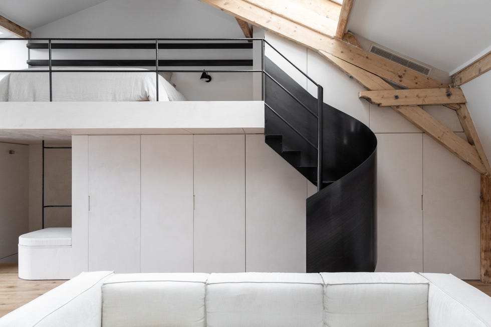mezcla de materiales orgánicos y metálicos en un loft de diseño