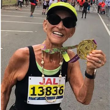 la mujer más longeva en acabar un maratón