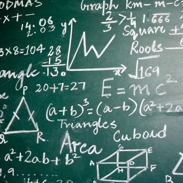 een schoolbord met wiskundige formules van einstein