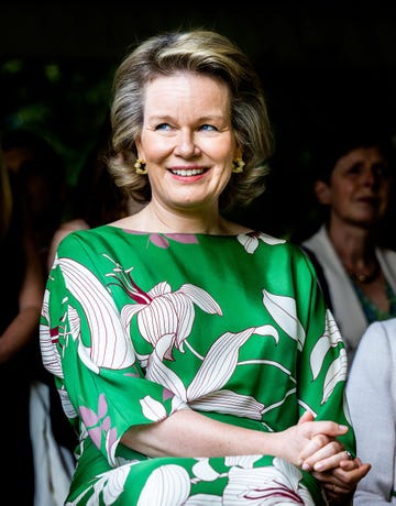 mathilde del belgio espadrillas brussels, belgium may 13 queen mathilde of belgium attends a garden party at laken castle to celebrate the 10th reigning jubilee of the king on may 13, 2023 in brussels, belgium photo by patrick van katwijkgetty images