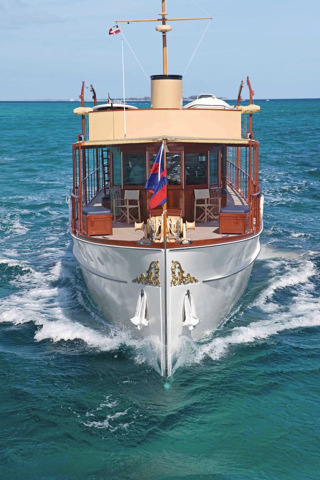 mathis-trumpy-freedom-yacht-in-water-veranda