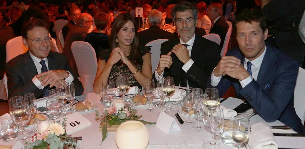 Matías Prats, una invitada, Jorge Fernández y Jaime Cantizano en la cena de gala de los premios 'Planeta 2018'