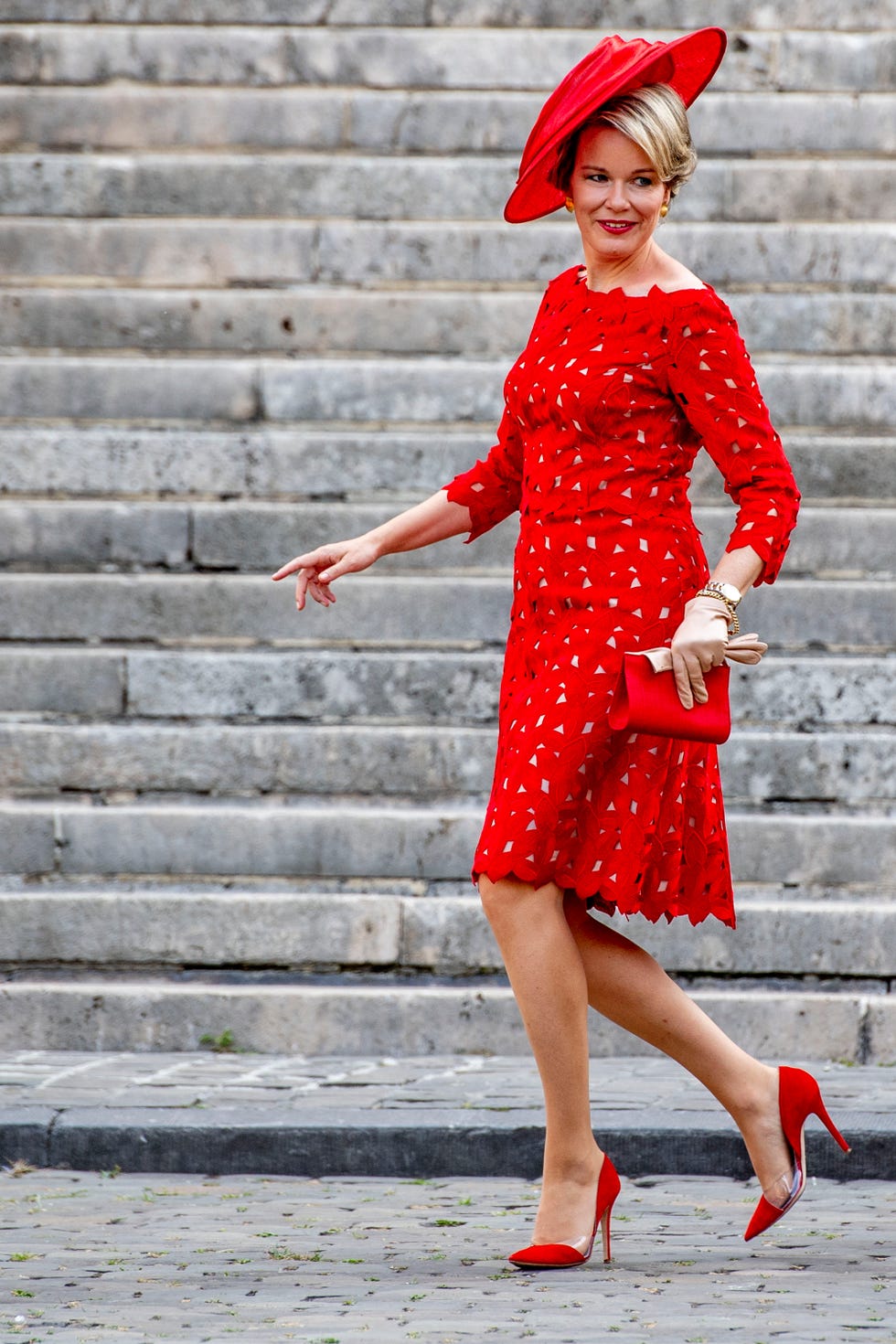 Matilde de Bélgica celebra sus cinco años como reina con un look muy elegante.