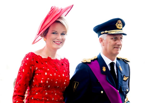 La reina lució un vestido rojo que le sienta de maravilla