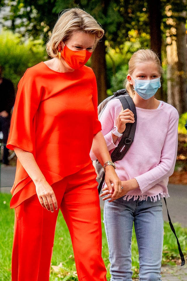 matilde de bélgica le copia el look a letizia para llevar a su hija al colegio