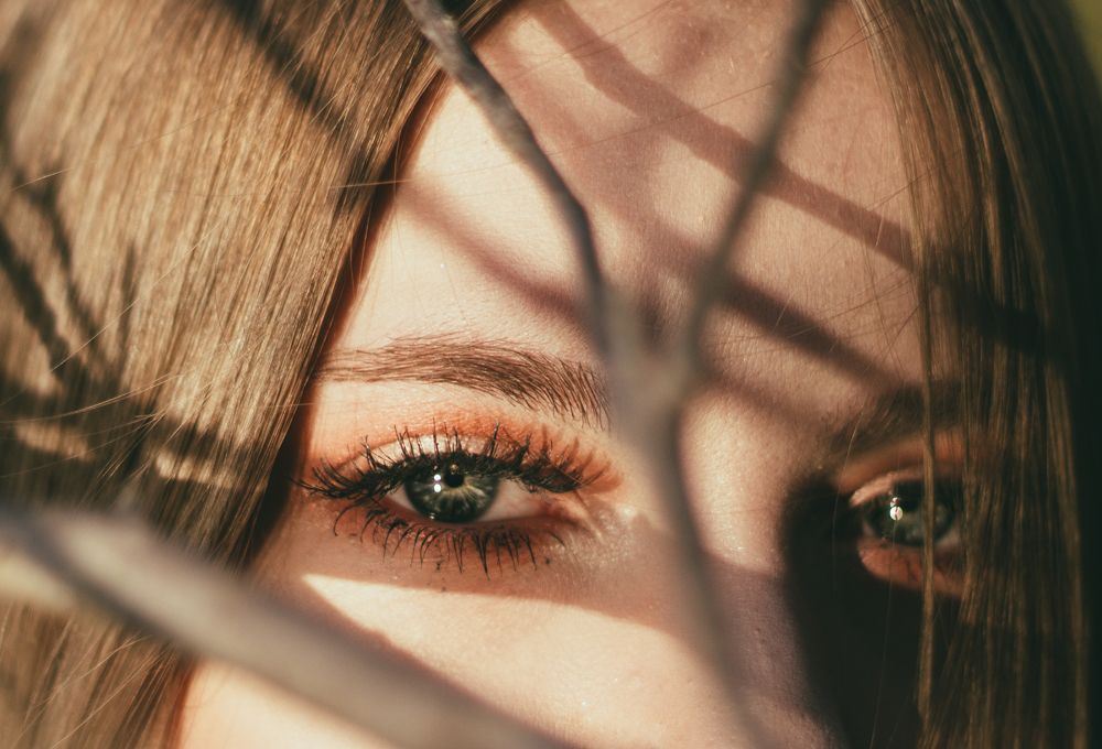 Matita occhi rossa: come si applica per avere uno sguardo più intenso