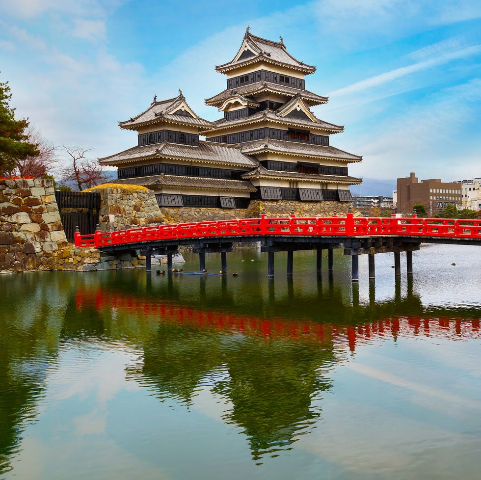 matsumoto, japan november 21 2015 matsumoto castle, one of japans premier historic castles, along with himeji castle and kumamoto castle, its known as crow castle due to its black exterior