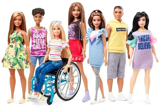 Las nuevas munecas Barbie apuestan por la inclusividad En silla de ruedas o con una pierna protesica asi son las munecas Barbie mas reales