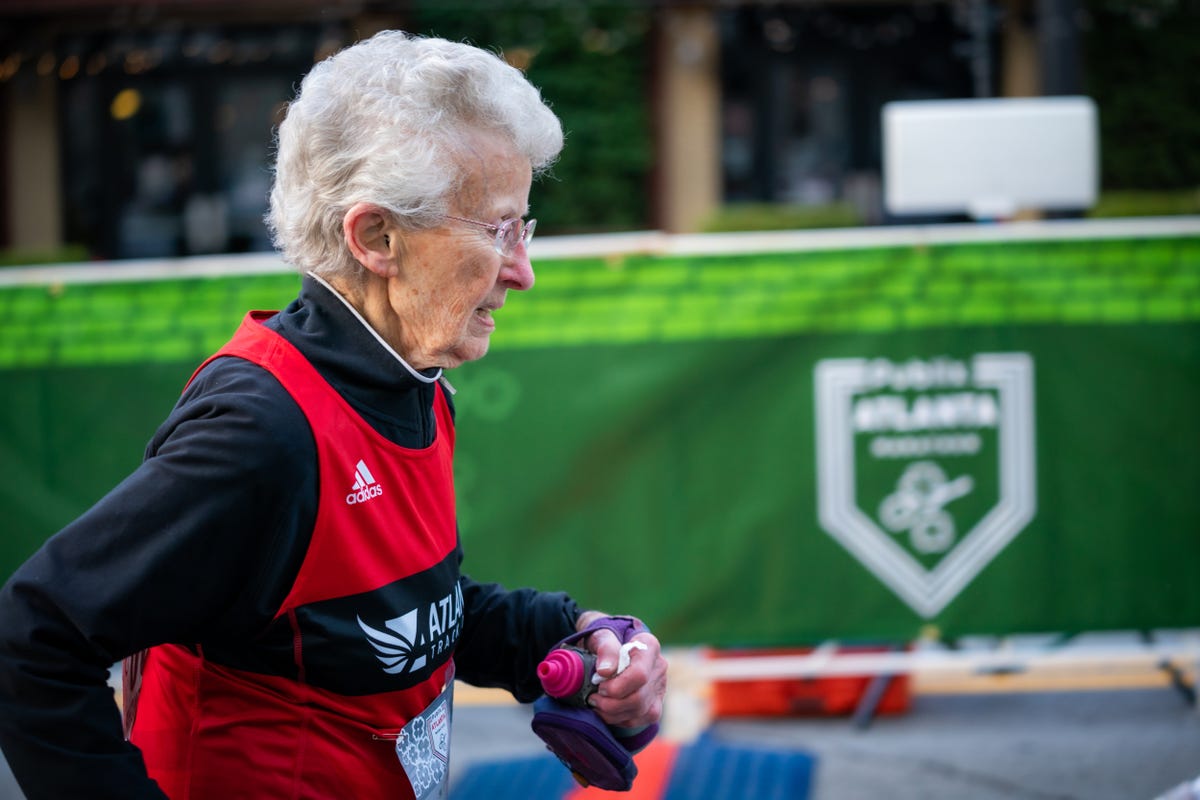 betty lindberg setting the world record for the 5k at the usatf masters championships on saturday feb 26 2022