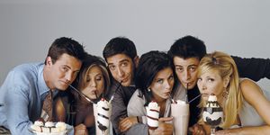 de cast van friends drinkt milkshakes in een foto van de set