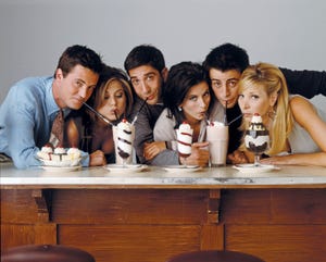 de cast van friends drinkt milkshakes in een foto van de set