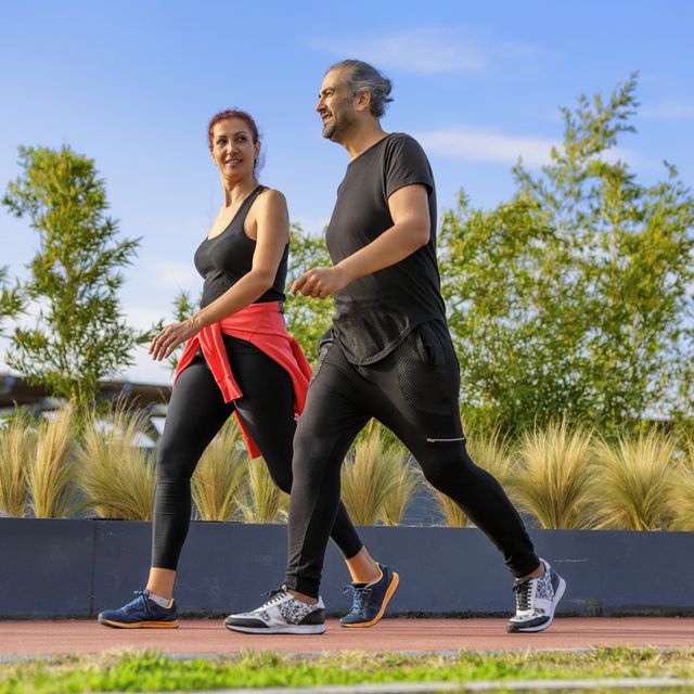 pareja caminando
