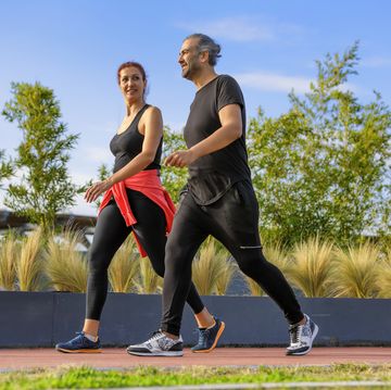 pareja caminando
