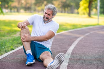 hombre con dolor en la pierna