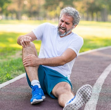 hombre con dolor en la pierna hombre con dolor en la pierna