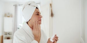 donna che applica una crema sul viso