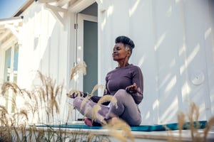 hacer yoga beneficia la movilidad corporal de las personas mayores