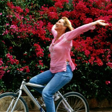mujer en bicicleta en primavera
