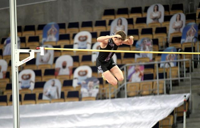 matvey volkov, de tan sólo 16 años, se convirtió este viernes en el gran protagonista de la reunión de lodz al establecer un nuevo récord del mundo sub 18 en pista cubierta de salto con pértiga con unos espectaculares 5,60 metros