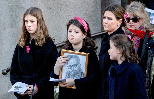maud angelica, galardonada como la mujer más valiente del año en noruega por el emotivo discurso que ofreció durante el funeral de su padre, ari behn, en el que hablaba de las enfermedades mentales