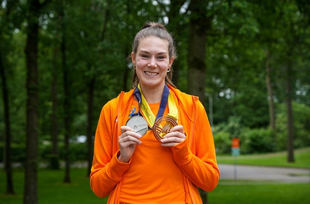 maureen koster ontvangt alsnog zilveren medaille ek indoor 2015