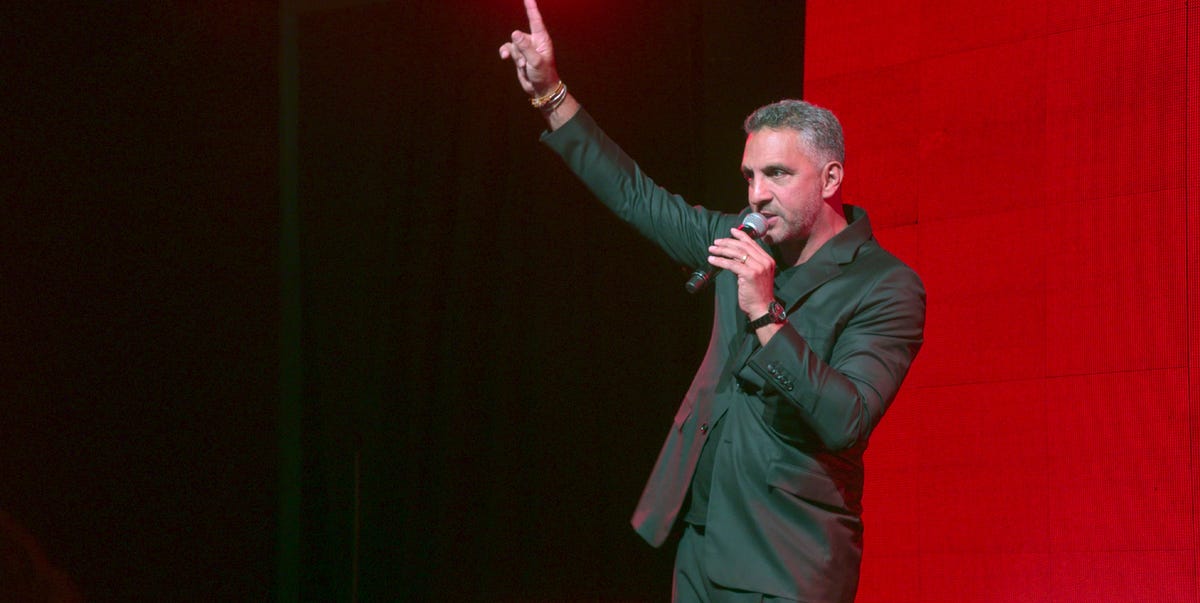 What is Mauricio Umansky’s net worth?