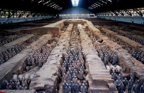 Hoewel al in 1974 duizenden levensgrote beelden van soldaten en paarden in terracotta en ook bronzen strijdwagens werden ontdekt bestaat er geen twijfel over dat in de graftombe van keizer Qin Shi Huangdi en op de archeologische vindplaatsen eromheen nog talloze schatten verborgen liggen