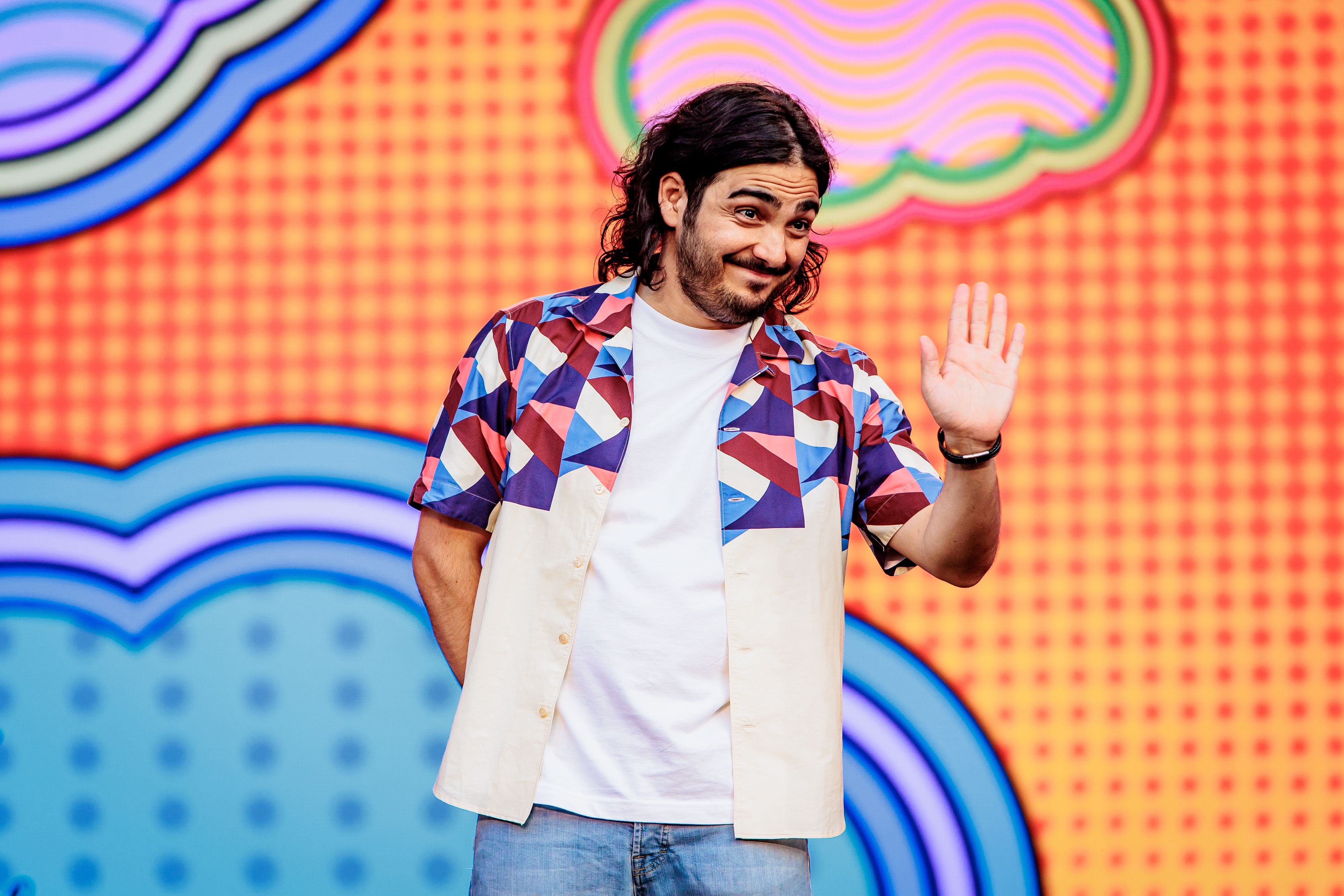 Stasera in tv c'è Max Angioni che fa lo stagista: in Max Working farà l'apprendista (e parlerà di lavoro)