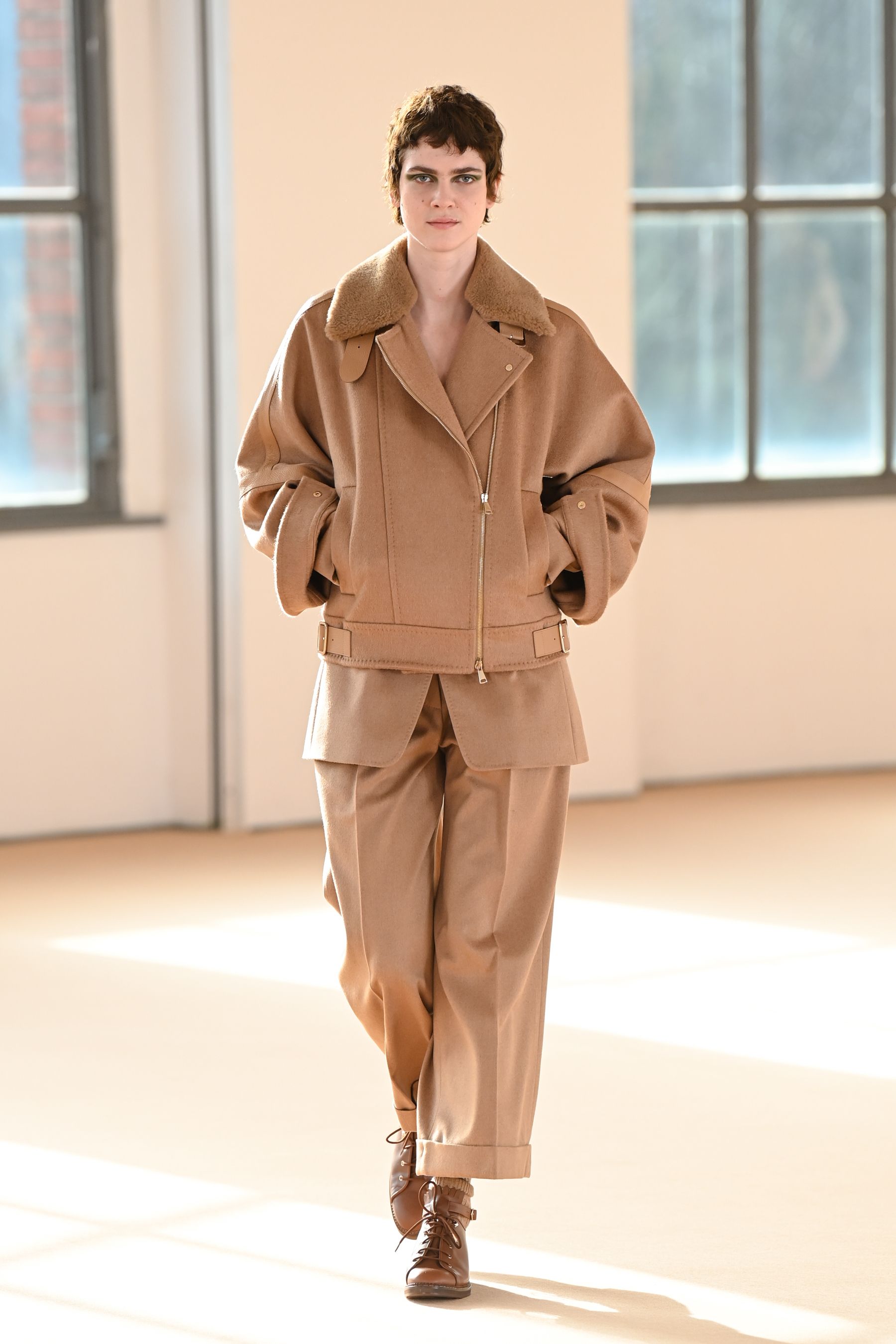 大人の選択肢【Max Mara】上質 エレガンスナロー ベージュパンツ MAX MARA(マックスマーラ)