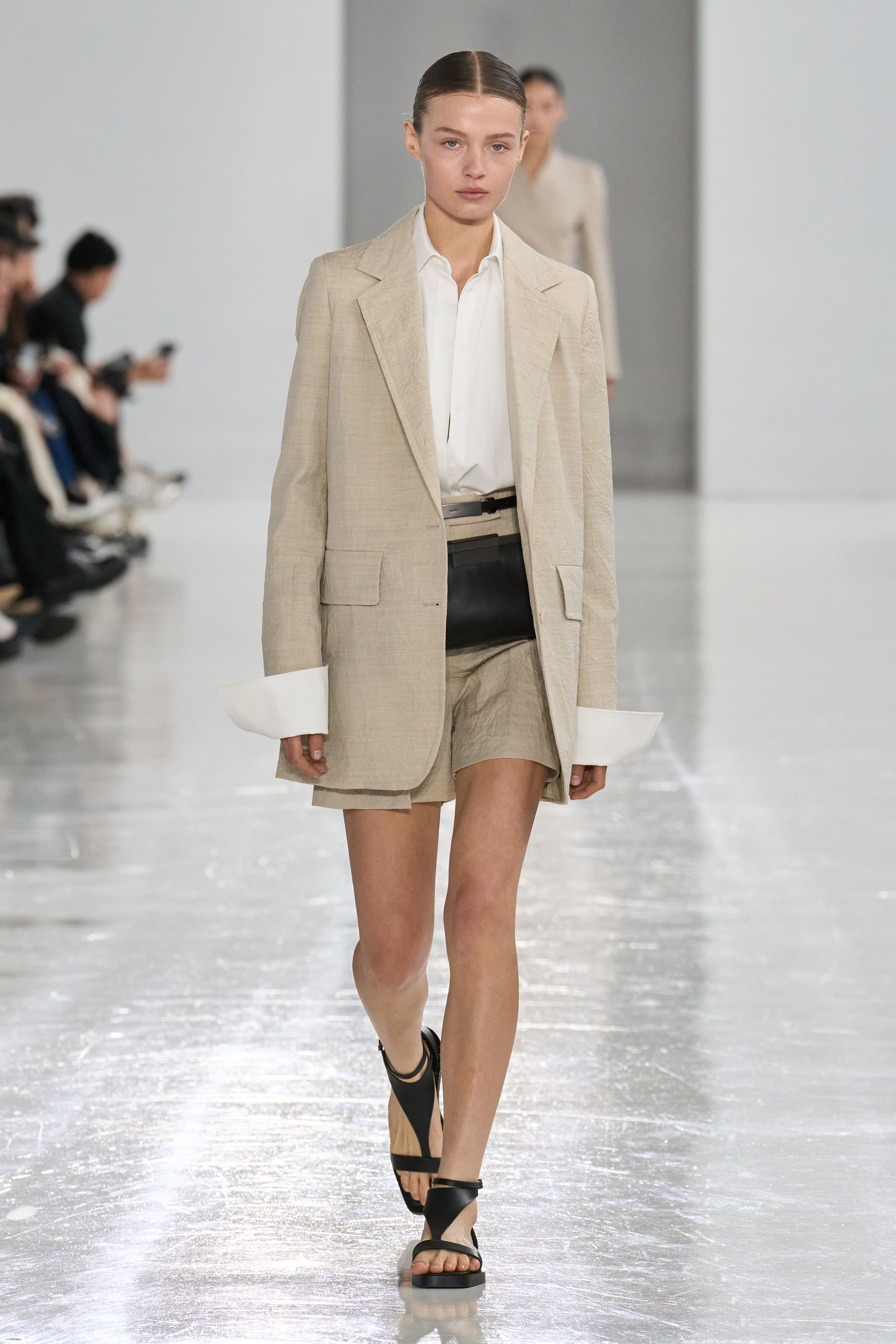 直営♪Max Mara RUNWAY ストレッチコットンツイル BALZAC Max Mara 2025SS COLLECTION RUNWAY │ QUI - Fashion & Culture